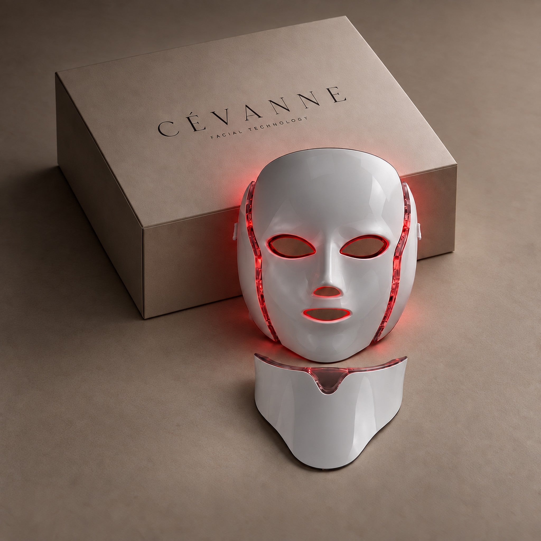 The ATALIA MASK with its travel case and the two welcome gifts